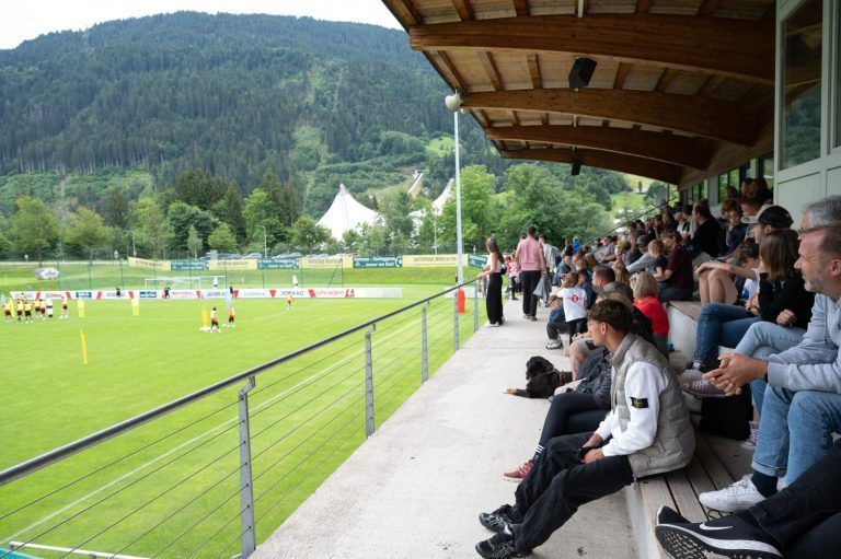 Freiburger Heimspiel vor Schrunser Bergkulisse