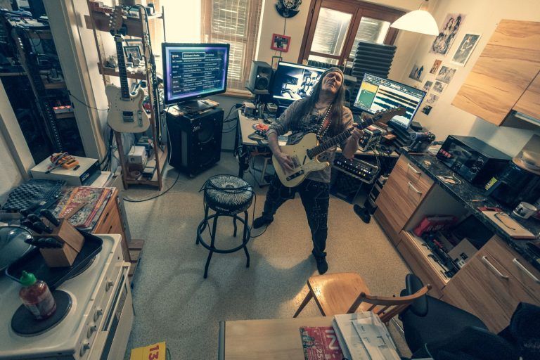 Was passiert, wenn man einem Sechsjährigen eine E-Gitarre umhängt