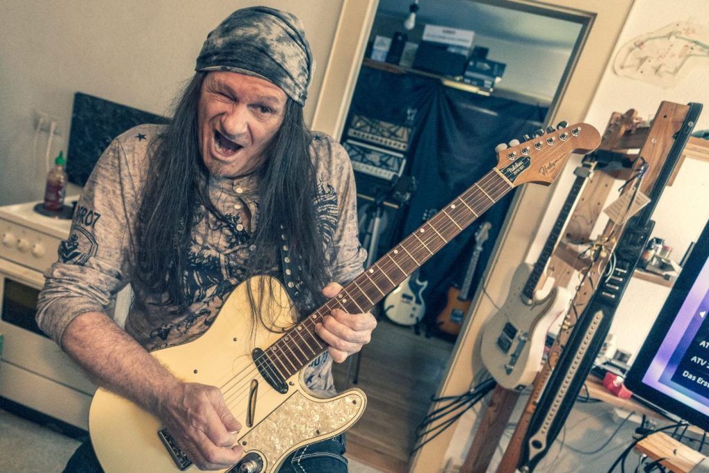 Was passiert, wenn man einem Sechsjährigen eine E-Gitarre umhängt
