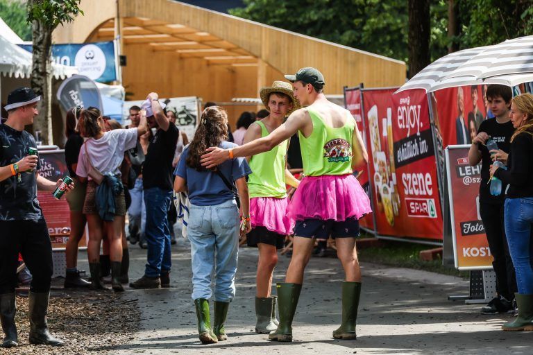 Szene Openair: Matschweg als Laufsteg