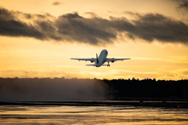 Airlines bitten Passagiere für Handgepäck zur Kasse