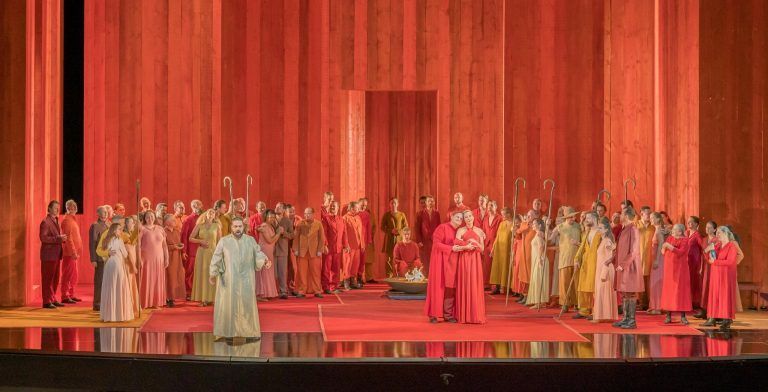 Er zeigt Blinden, was auf der Festspielbühne passiert