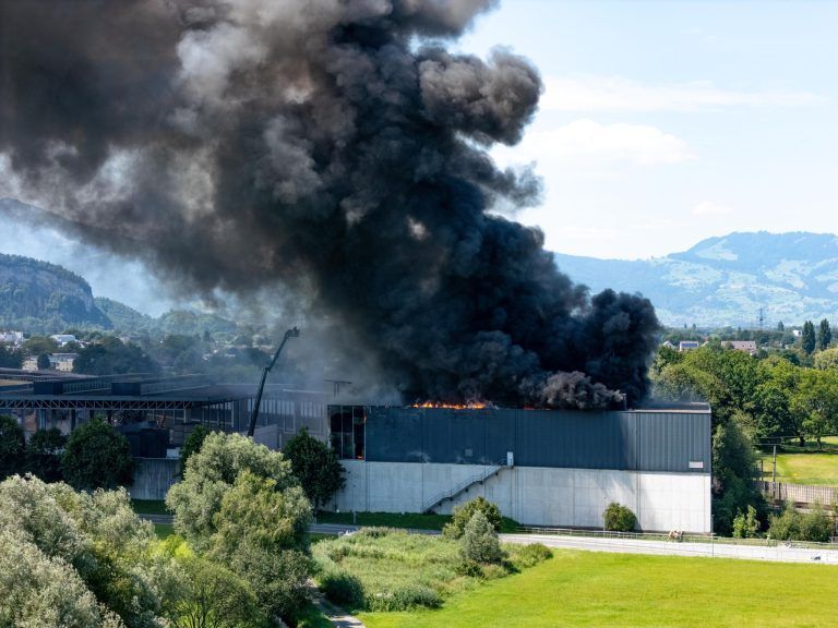 Papierhalle in Flammen: Hier sieht man die gewaltige Rauchsäule