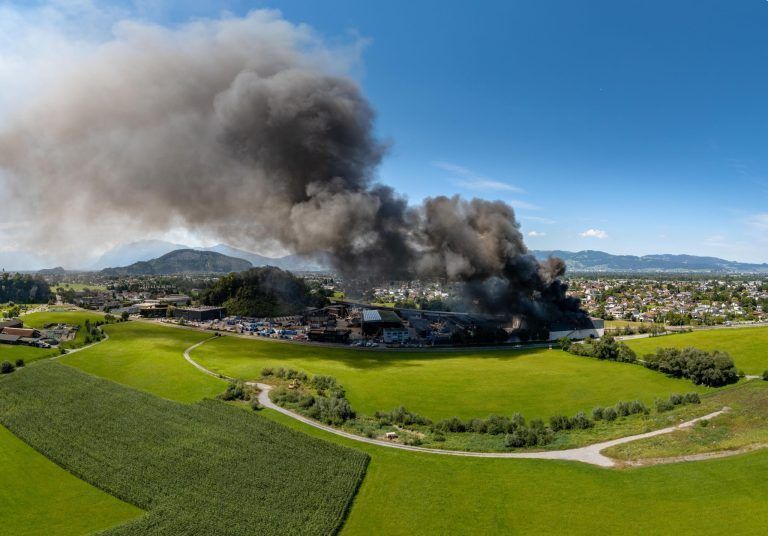 Papierhalle in Flammen: Hier sieht man die gewaltige Rauchsäule