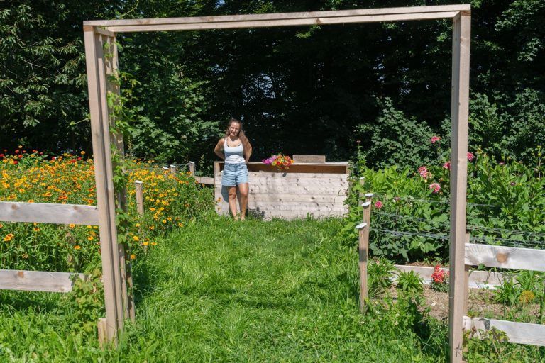Wo im April noch eine Baustelle war, können jetzt Blumen gepflückt werden