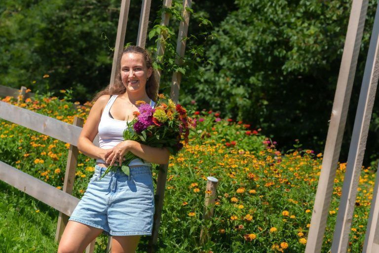 Wo im April noch eine Baustelle war, können jetzt Blumen gepflückt werden