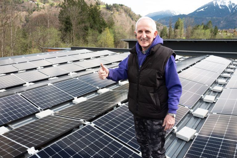 Elmar Stüttler (Tischlein deck dich) freut sich über die neue PV-Anlage