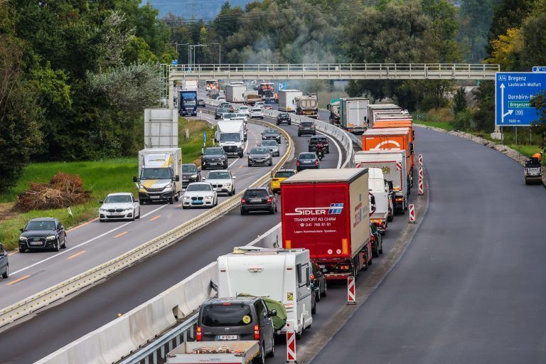 Wie verhält man sich bei einer Panne oder einem Unfall auf der Autobahn richtig?