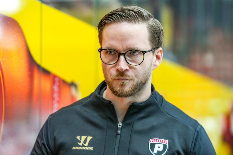 Trainer Johannes Nygard Eishockey Testspiel Pioneers vs GCK Lions