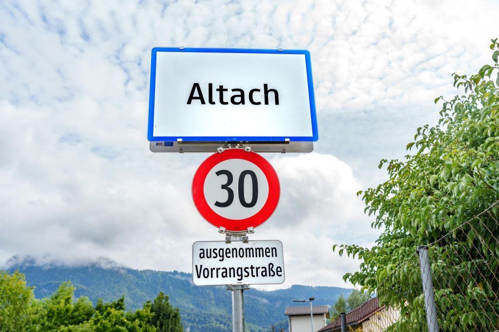 Wie eine Altacher Ortstafel zum Fall für den Verfassungsgerichtshof wurde