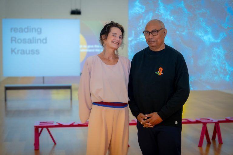 Künstler Tony Cokes und Direktorin Letizia Ragaglia