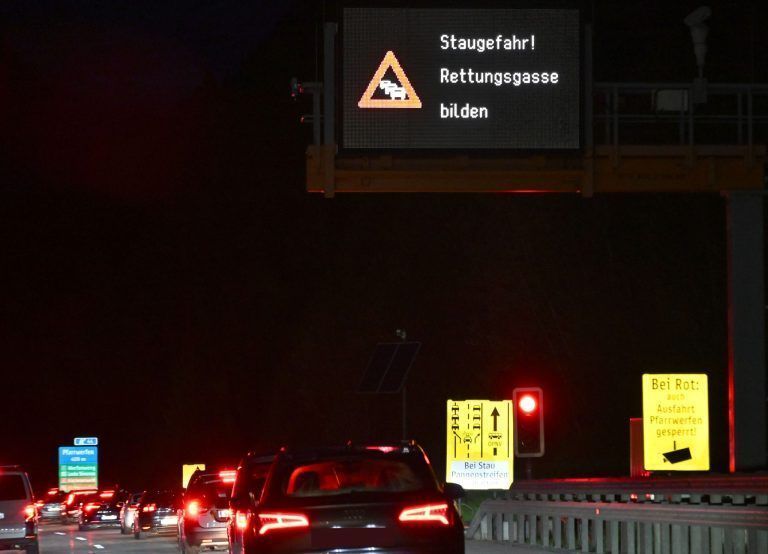 Wie verhält man sich bei einer Panne oder einem Unfall auf der Autobahn richtig?