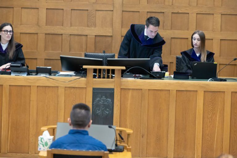 Vorsitzender Richter im Mordprozess: "Mangels Geständnisses lebenslange Haft"
