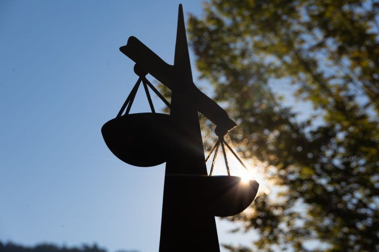 Prozess: Jugendlicher soll Elfjährige mit Stein geschlagen haben