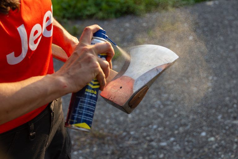 Sie zerhackt Klischees mit der Axt zu Kleinholz