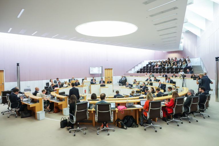 Landtag widmet sich in Enquete der Handynutzung von Kindern