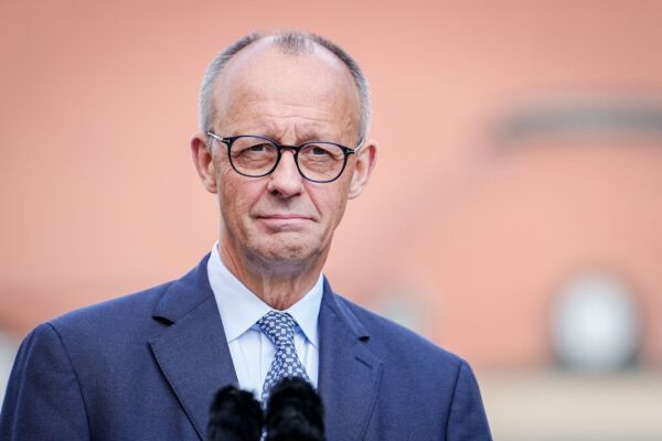 Merz will "flexibleren Übergang" zu E-Mobilität