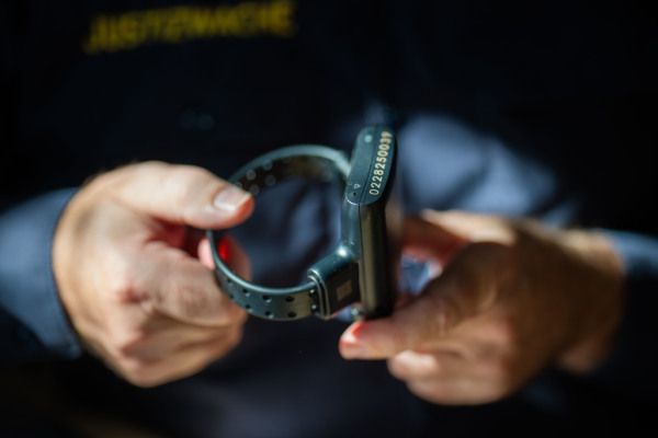 Fußfessel vermittelt oft trügerisches Bild von Freiheit