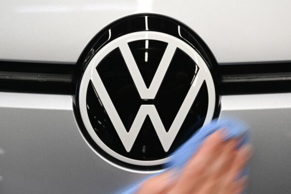 VW will wegen Chipmangels Produktion drosseln - "Bild"