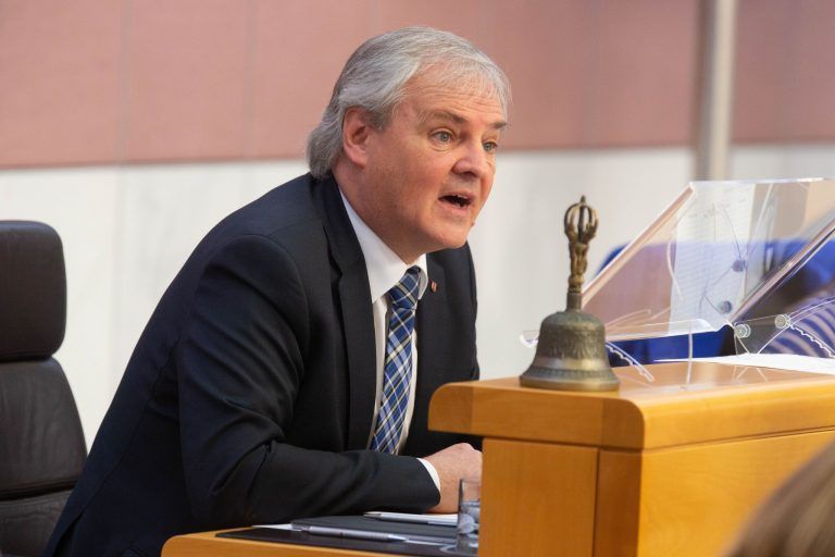 Landtag widmet sich in Enquete der Handynutzung von Kindern