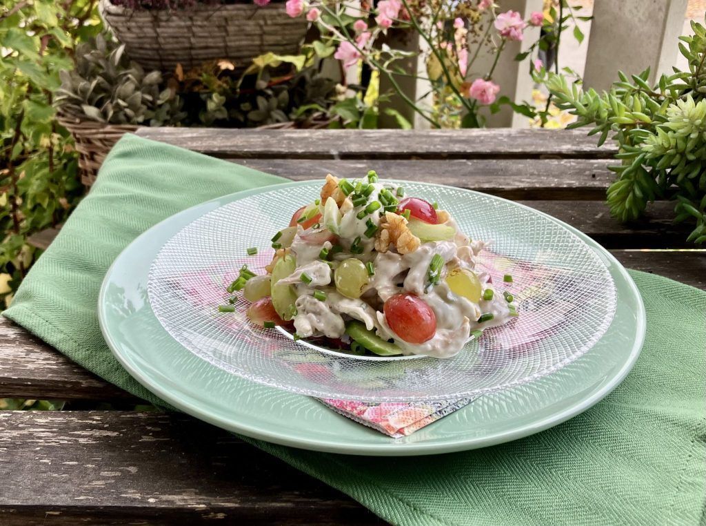 Herbstlicher Geflügelsalat mit Trauben und Nüssen