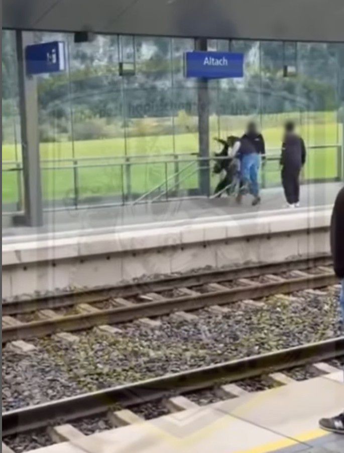 Gewaltvideo am Altacher Bahnhof: Polizei kündigt Anzeigen gegen Fußballfans an