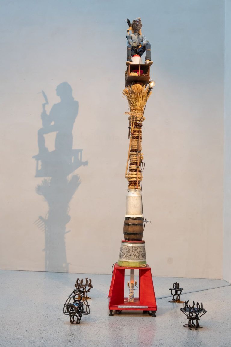 Rauchend über dem Unrat der Geschichte