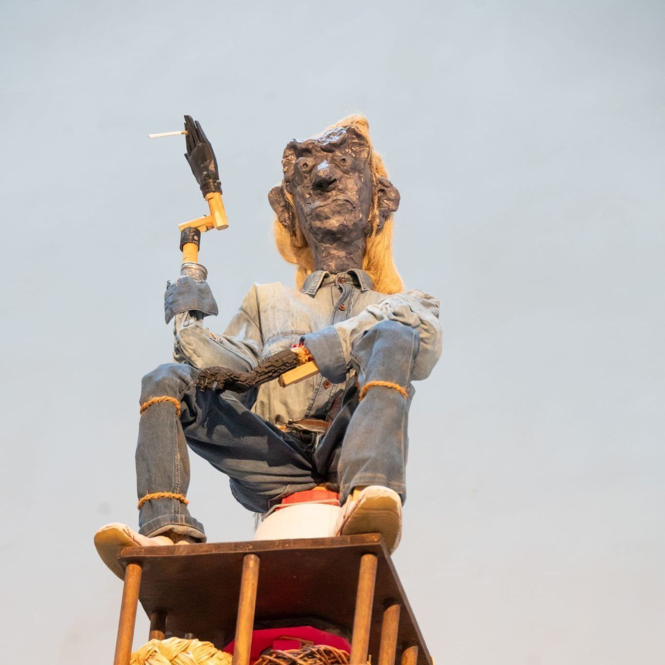 Rauchend über dem Unrat der Geschichte