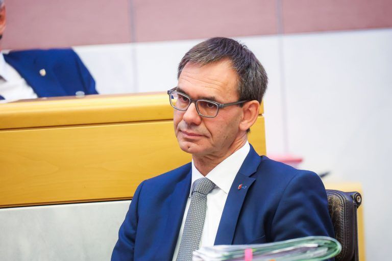 "Ihre unterirdische Kommunikation hat das ganze Land gegen Sie aufgebracht"