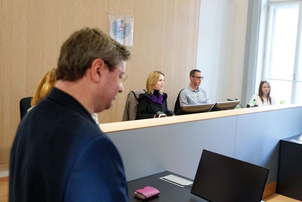 Ex-Chefarzt fordert rund Viertelmillion Euro