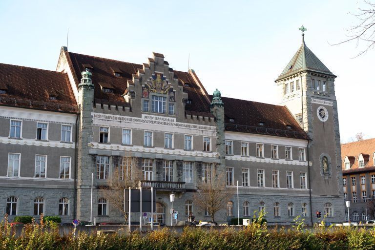 Auf fremdes Auto mehrfach eingetreten