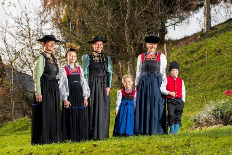 Von Glanzleinen und Stickerei in der Juppenwerkstatt