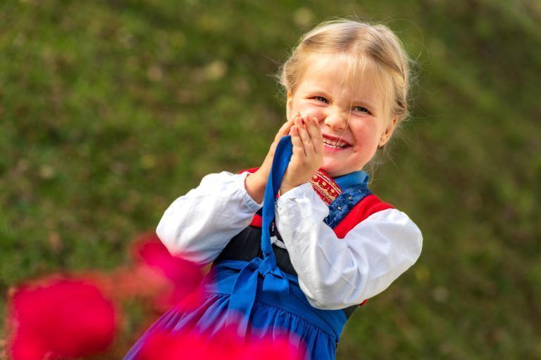 Von Glanzleinen und Stickerei in der Juppenwerkstatt