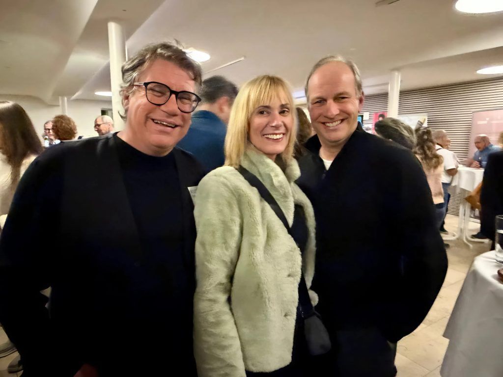 Wenn die Hormone Tango tanzen: „Die Feuerbienen“ feiern grandiose Kabarett-Premiere