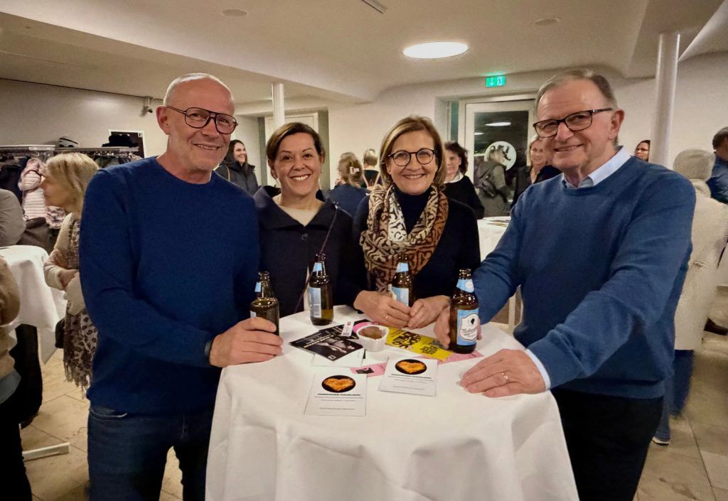 Wenn die Hormone Tango tanzen: „Die Feuerbienen“ feiern grandiose Kabarett-Premiere