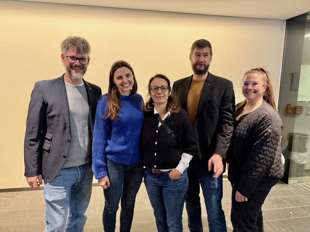 Humor im Doppelpack: AK-Charity bringt 33.318,80 Euro für den guten Zweck