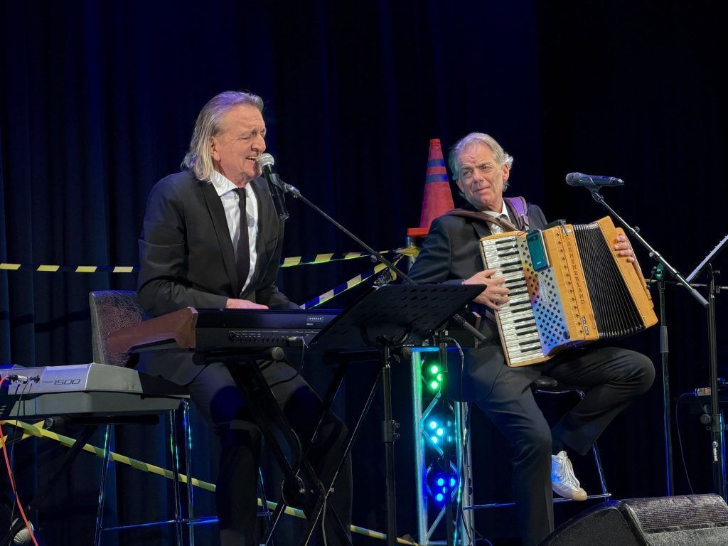 Humor im Doppelpack: AK-Charity bringt 33.318,80 Euro für den guten Zweck