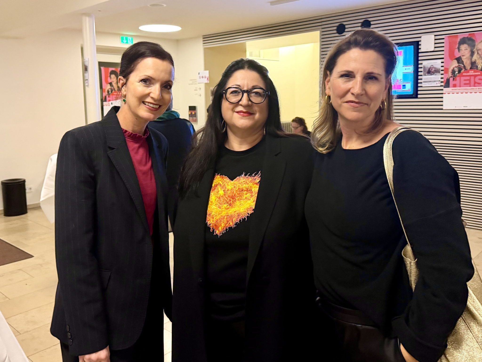 Wenn die Hormone Tango tanzen: „Die Feuerbienen“ feiern grandiose Kabarett-Premiere