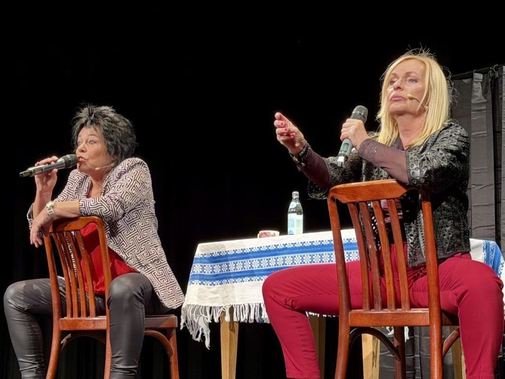 Wenn die Hormone Tango tanzen: „Die Feuerbienen“ feiern grandiose Kabarett-Premiere