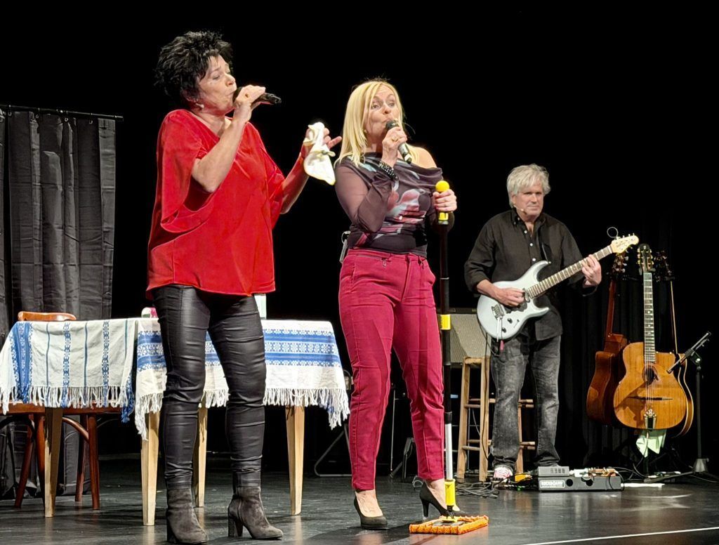 Wenn die Hormone Tango tanzen: „Die Feuerbienen“ feiern grandiose Kabarett-Premiere