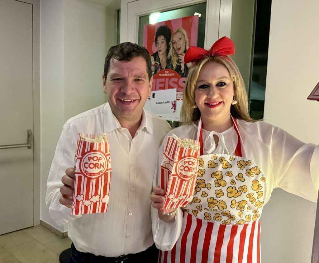 Wenn die Hormone Tango tanzen: „Die Feuerbienen“ feiern grandiose Kabarett-Premiere