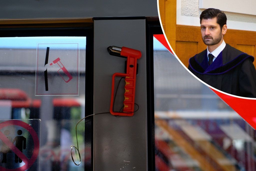 Taxibetrüger schlug im Zug Scheibe ein und schmiss in Bäckerei Stühle um