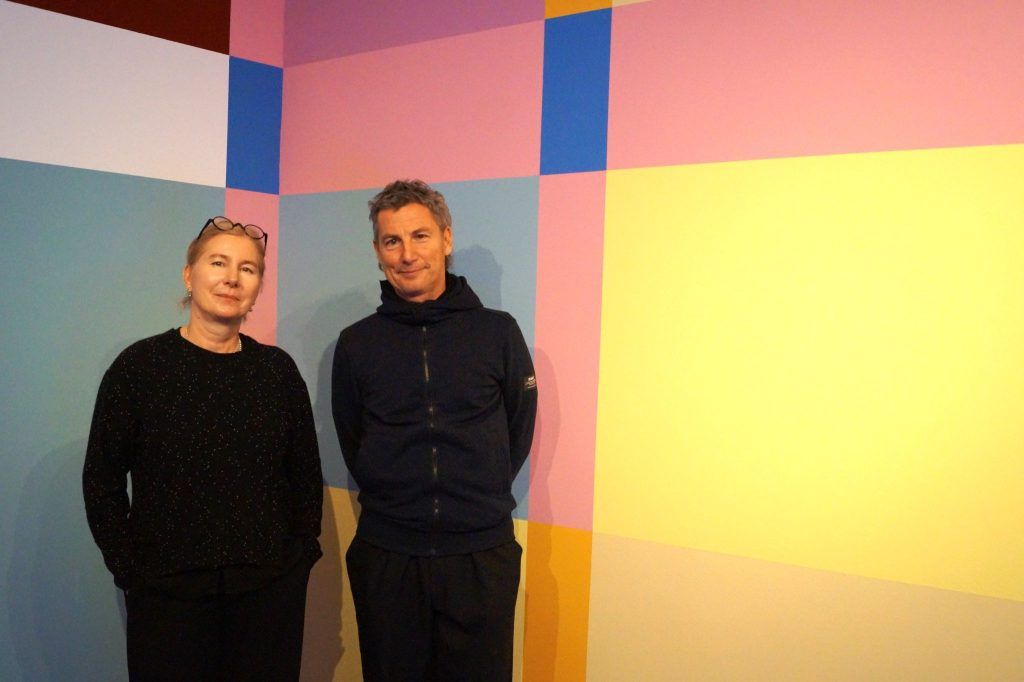 Ausstellung „Shift“: Digitale Lichtkunst trifft auf geometrische Malerei