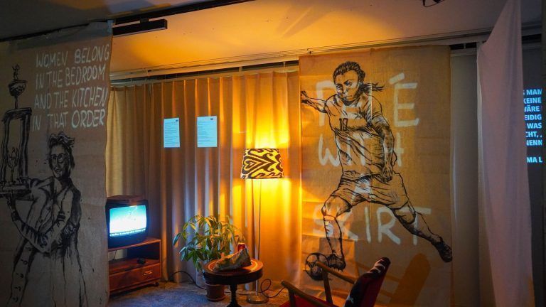 Ausstellung Zwischen Vergötterung und Verachtung