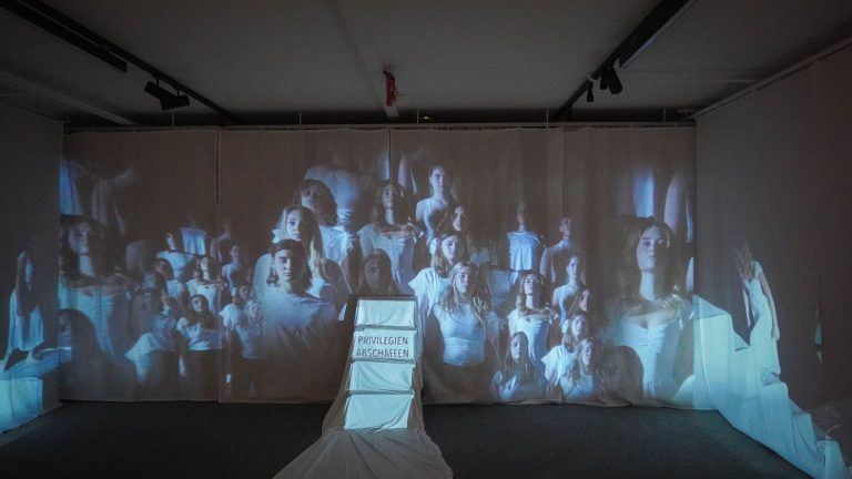 Ausstellung Zwischen Vergötterung und Verachtung