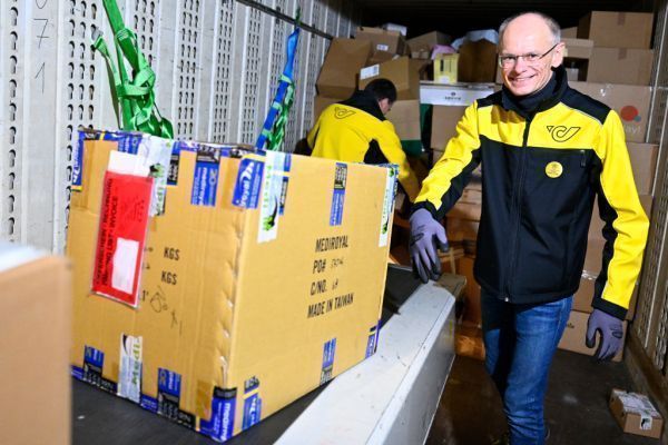 Weihnachten - Das Inlandspackerl muss bis 19. 12. zur Post