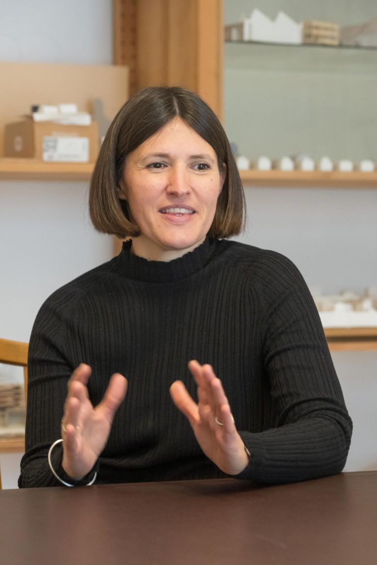 Drei Frauen, die ausgezeichnet bauen