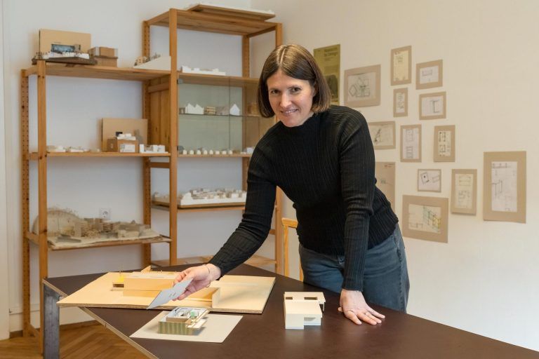 Drei Frauen, die ausgezeichnet bauen