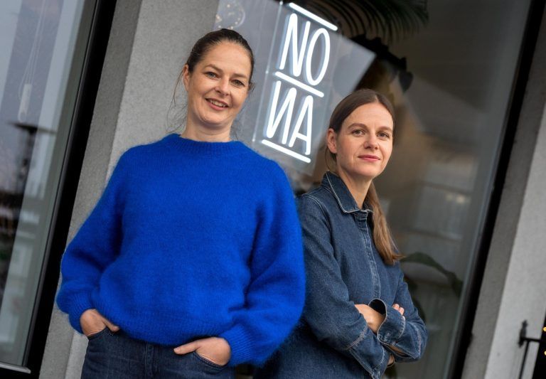 Drei Frauen, die ausgezeichnet bauen