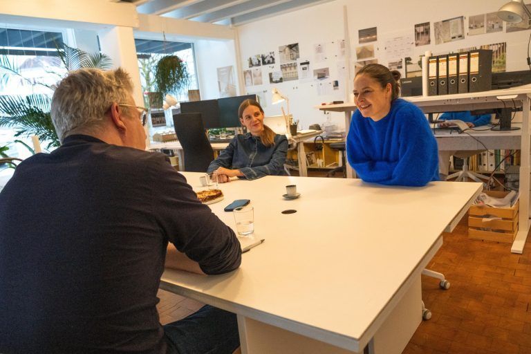 Drei Frauen, die ausgezeichnet bauen